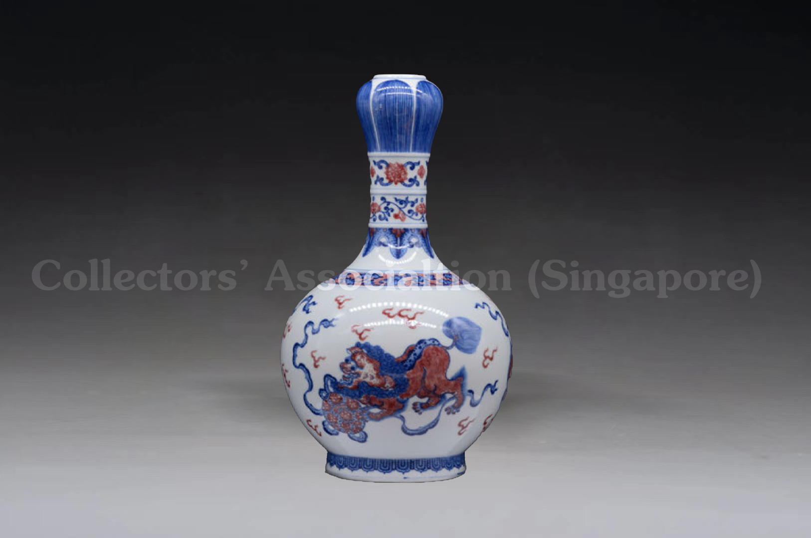 乾隆青花釉里红狮子戏球蒜头瓶- Collectors